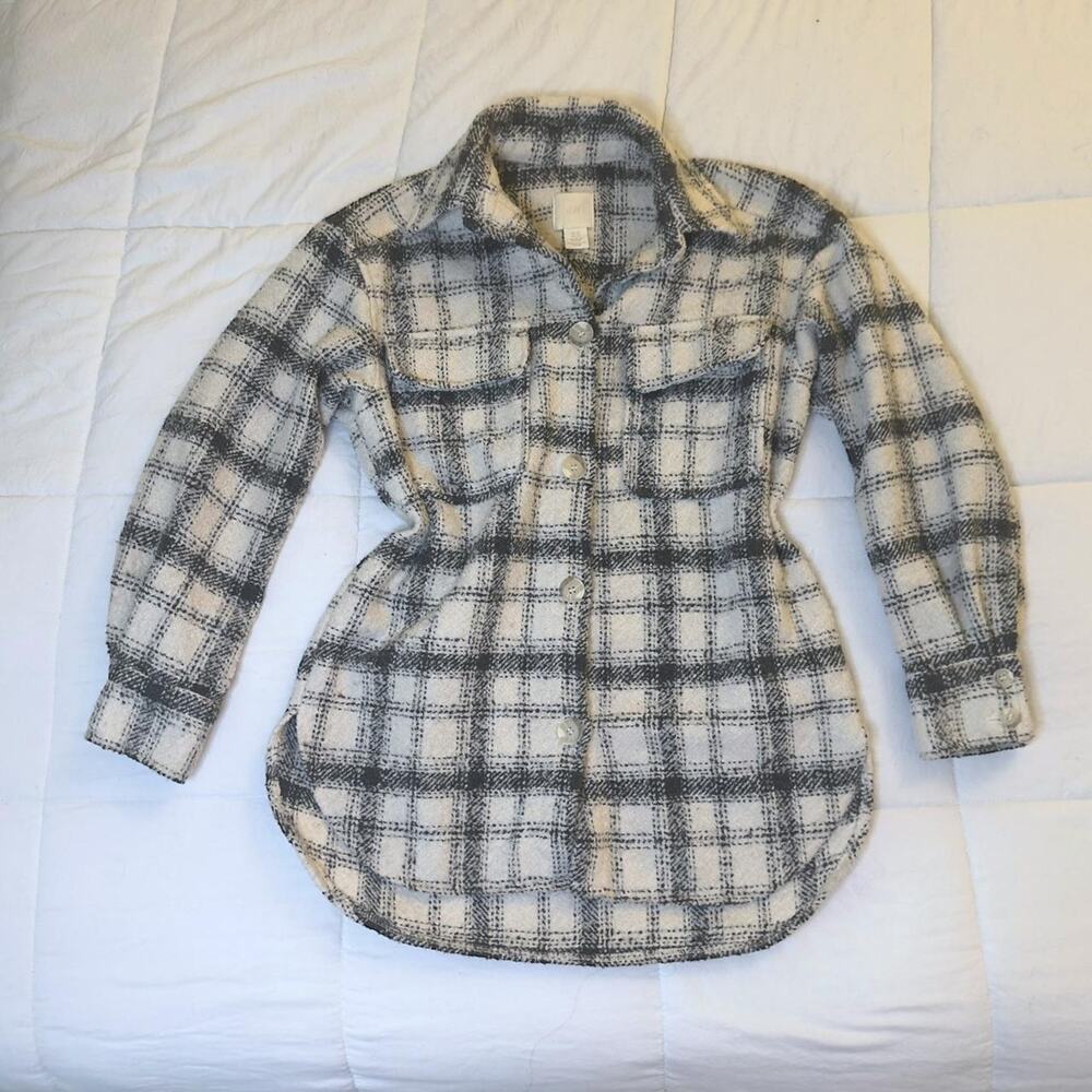 White and grey plaid button‎